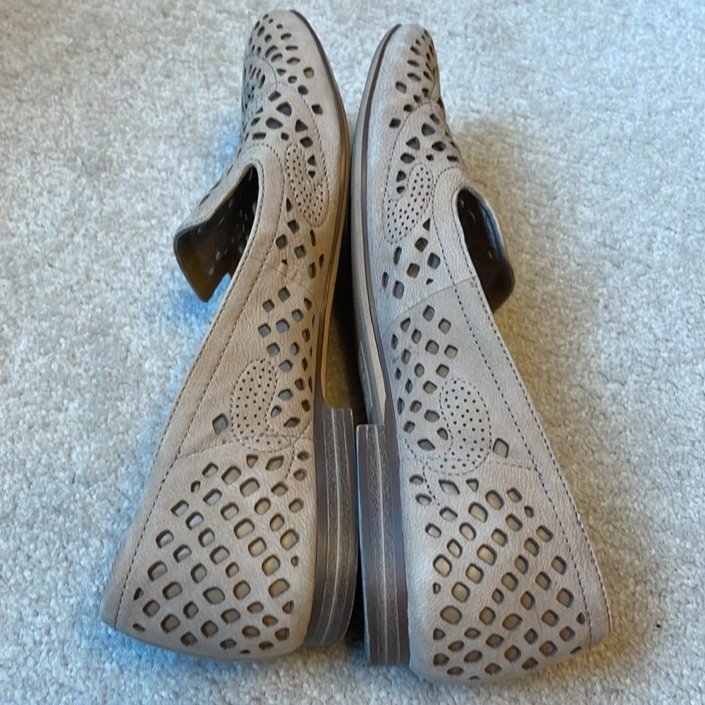 Naturalizer 7N Eve tan leather cut out slip on loafers:
